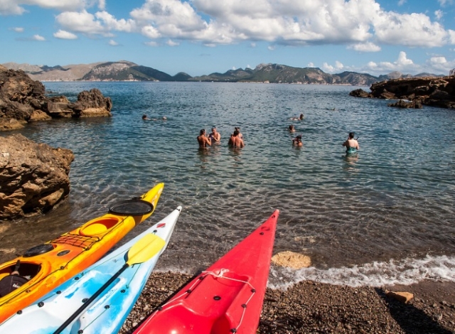 Kayaks en la costa